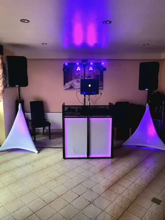 Kompaktes DJ-Setup mit Funkmikrofon und violettem Licht