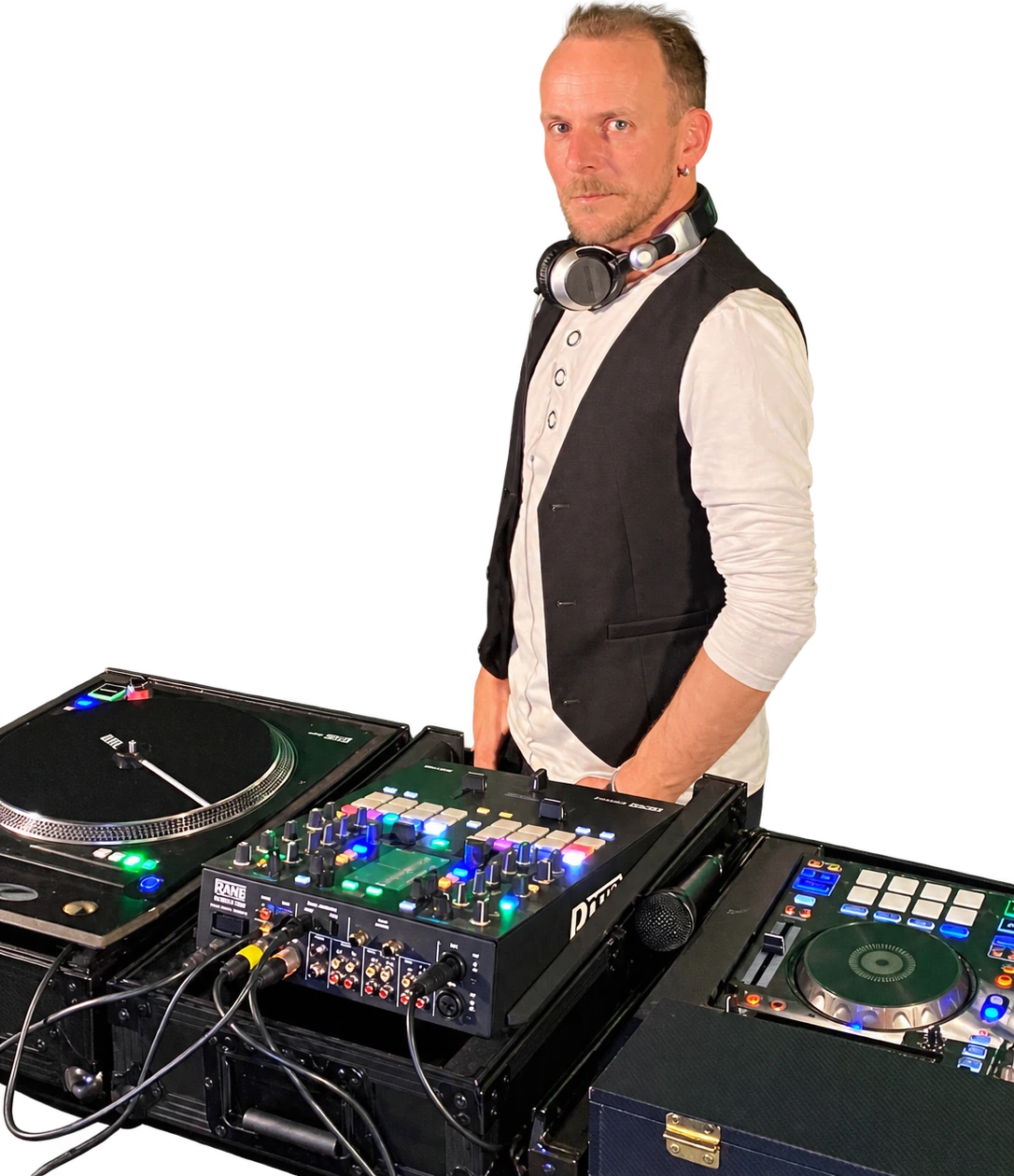 DJ Ramón mit Kopfhörern hinter seinem DJ-Pult