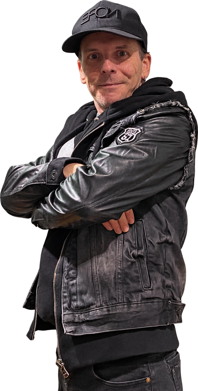 DJ Ramón mit Kappe und schwarzer Lederjacke